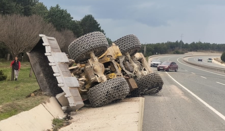 Kastamonu'da tırın üzerindeki iş makinesi yol kenarına devrildi