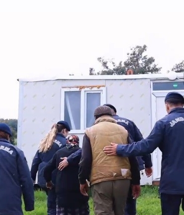Jandarmadan ihtiyaç sahibi aileye sıcak yuva