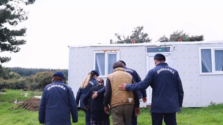 Jandarmadan ihtiyaç sahibi aileye sıcak yuva