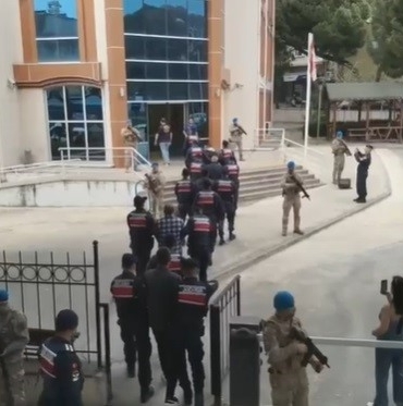 İZMİR'DE JANDARMADAN NEFES KESEN OPERASYON: SİLAHLI SUÇ ÖRGÜTÜ ÇÖKERTİLDİ