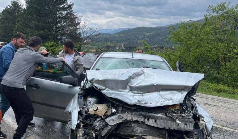 Kamyon ile otomobilin çarpıştığı kazada 1 kişi öldü