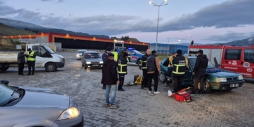 Kamyonetle çarpışan otomobilde bir kişi yaralandı