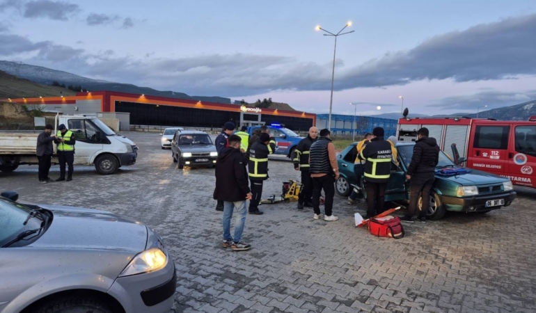 Kamyonetle çarpışan otomobilde bir kişi yaralandı