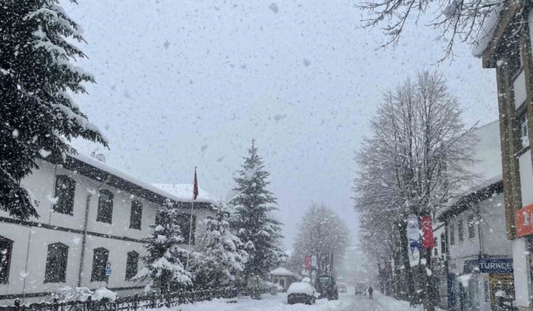 Kastamonu’da kar nedeniyle 181 köy yolu ulaşıma kapandı