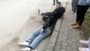 Kazada 2 çocuk kaldırıma savruldu