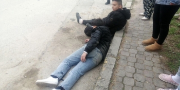 Kazada 2 çocuk kaldırıma savruldu