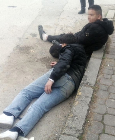 Kazada 2 çocuk kaldırıma savruldu