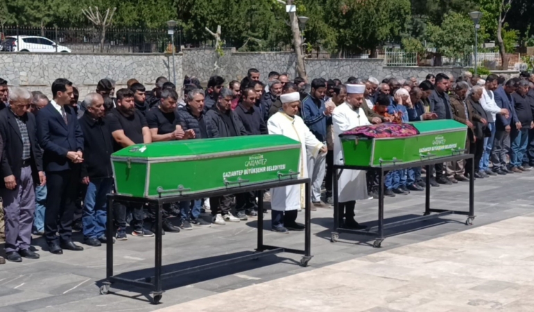 Kazada ölen anne ile oğlu son yolcuğuna uğurlandı