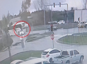 Kırmızı ışıkta durmak için yavaşlayan otomobile otobüs çarptı
