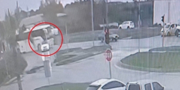 Kırmızı ışıkta durmak için yavaşlayan otomobile otobüs çarptı