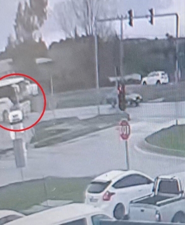 Kırmızı ışıkta durmak için yavaşlayan otomobile otobüs çarptı