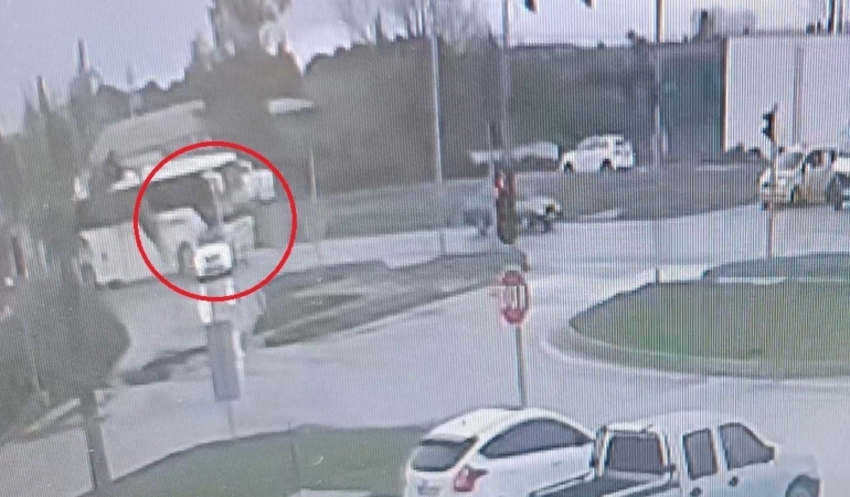 Kırmızı ışıkta durmak için yavaşlayan otomobile otobüs çarptı