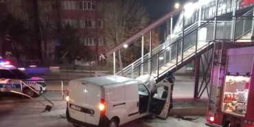 Kontrolden çıkan otomobil üst geçide çarptı