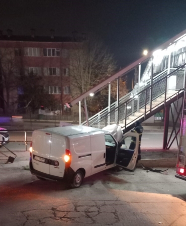 Kontrolden çıkan otomobil üst geçide çarptı