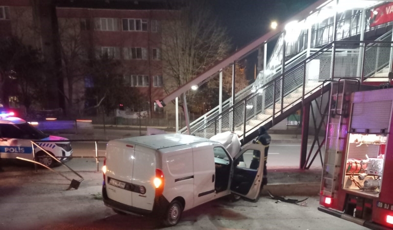 Kontrolden çıkan otomobil üst geçide çarptı