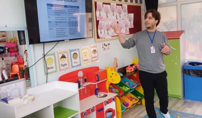 Öğrenci velileri ile okul personeline aşı farkındalık eğitimi