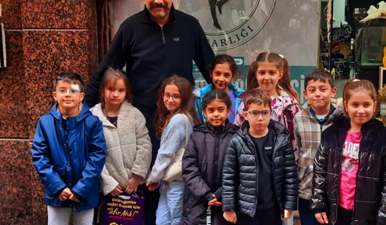 Öğrencilerin sorularını mahalle muhtarı yanıtladı