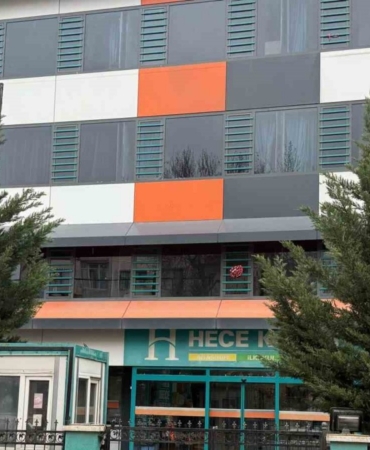 Öğretmenler iş bıraktı, veliler okul bastı!