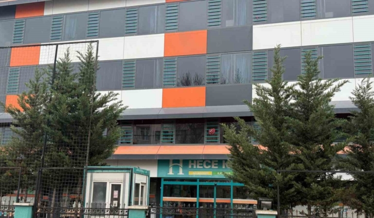 Öğretmenler iş bıraktı, veliler okul bastı!