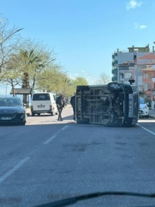 Önüne çıkan otomobile çarpan araç yan yattı