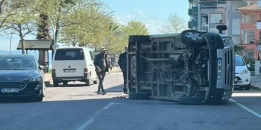 Önüne çıkan otomobile çarpan araç yan yattı