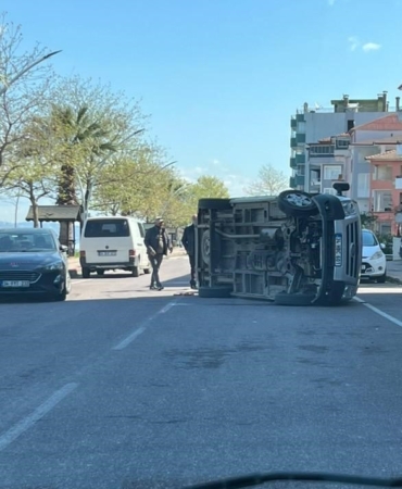 Önüne çıkan otomobile çarpan araç yan yattı