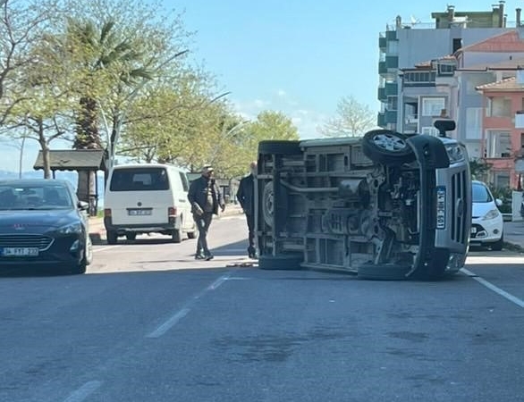 Önüne çıkan otomobile çarpan araç yan yattı