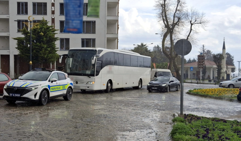 Sinop’ta şehir merkezine inen tur otobüsüne ceza uygulandı