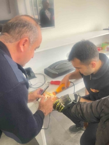Parmağında sıkışan yüzüğü itfaiye çıkardı