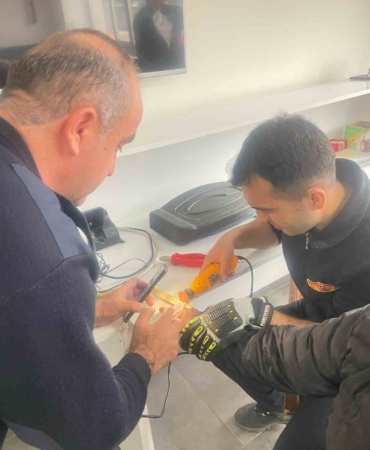 Parmağında sıkışan yüzüğü itfaiye çıkardı