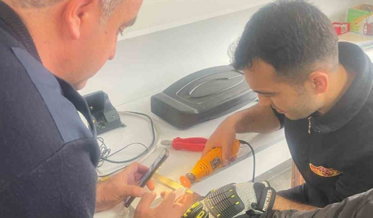 Parmağında sıkışan yüzüğü itfaiye çıkardı