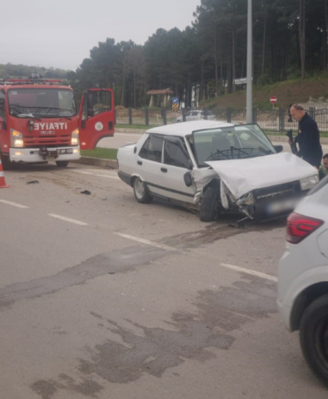 SİNOP'TA İKİ OTOMOBİL ÇARPIŞTI