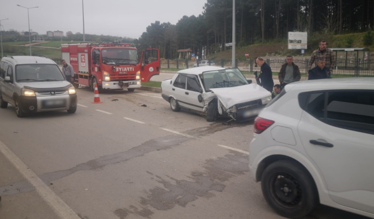 SİNOP’TA İKİ OTOMOBİL ÇARPIŞTI