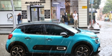 Sağanak ve dolu sürücülere zor anlar yaşattı