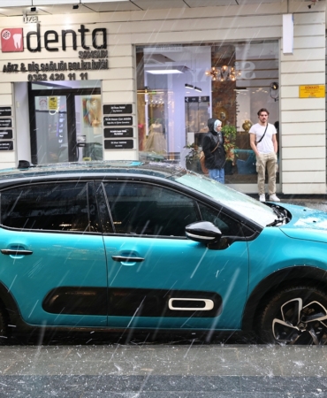 Sağanak ve dolu sürücülere zor anlar yaşattı