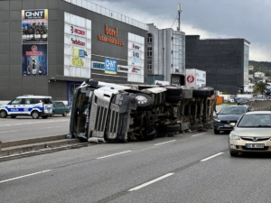 Samsun'da tır devrildi