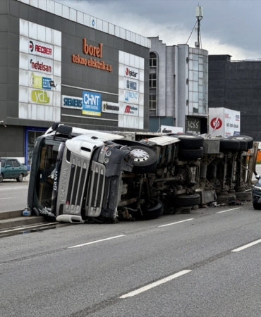 Samsun'da tır devrildi
