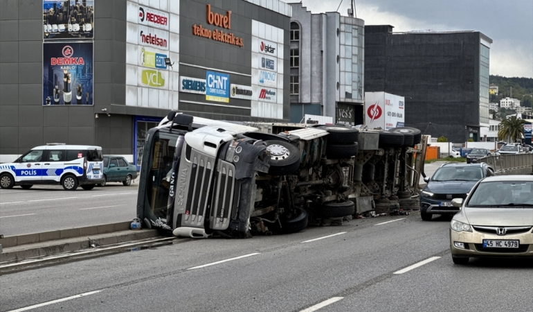 Samsun’da tır devrildi