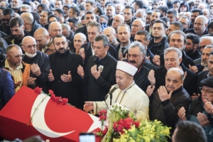 Sanatçı Volkan Konak son yolculuğuna uğurlandı