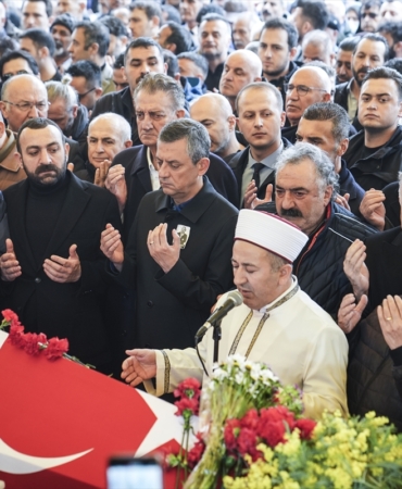 Sanatçı Volkan Konak son yolculuğuna uğurlandı