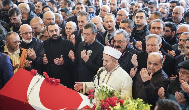 Sanatçı Volkan Konak son yolculuğuna uğurlandı