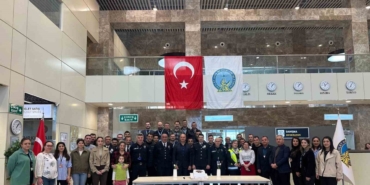 Sinop Havalimanı’nda görevli polis memurlarına sürpriz kutlama