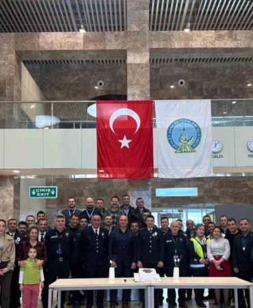 Sinop Havalimanı’nda görevli polis memurlarına sürpriz kutlama