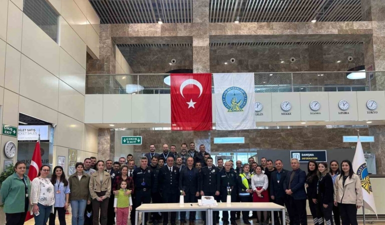 Sinop Havalimanı’nda görevli polis memurlarına sürpriz kutlama