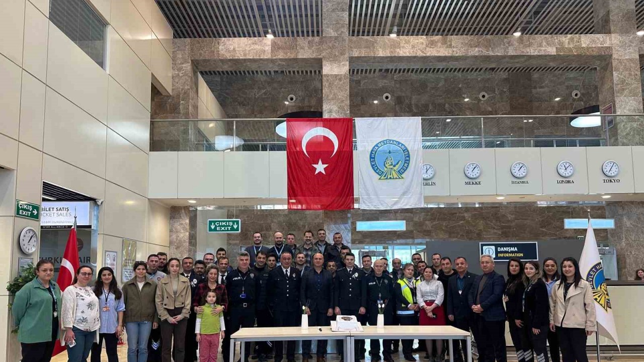 Sinop Havalimanı’nda görevli polis memurlarına sürpriz kutlama