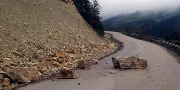 Sinop’ta yola kaya düştü