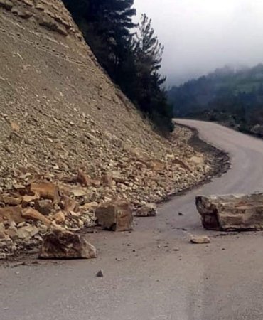 Sinop’ta yola kaya düştü