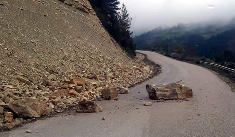 Sinop’ta yola kaya düştü