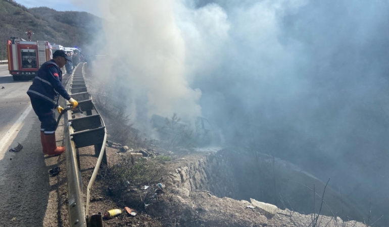 Sinop'ta bariyere çarpan otomobildeki 4 kişi yaralandı
