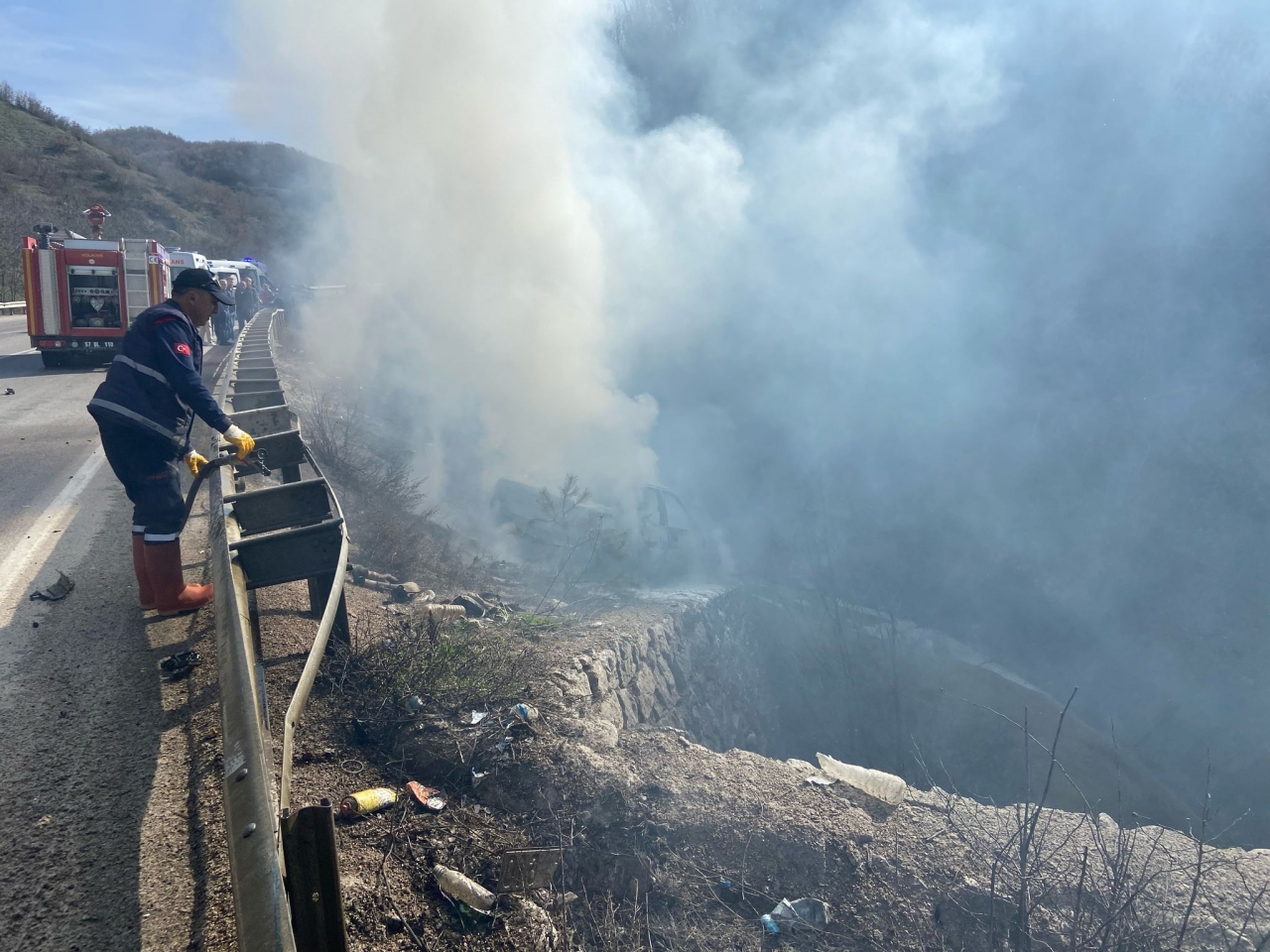 Sinop'ta bariyere çarpan otomobildeki 4 kişi yaralandı